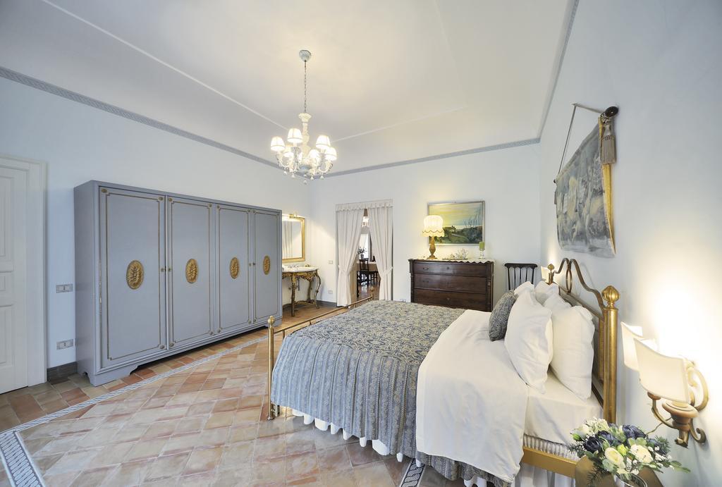 Residenza Matarazzo E Le Sue Soffitte Apartment กัสเตลลาบาเต ภายนอก รูปภาพ