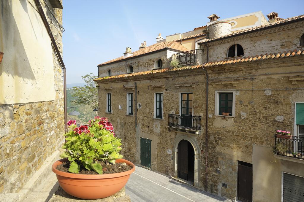 Residenza Matarazzo E Le Sue Soffitte Apartment กัสเตลลาบาเต ภายนอก รูปภาพ