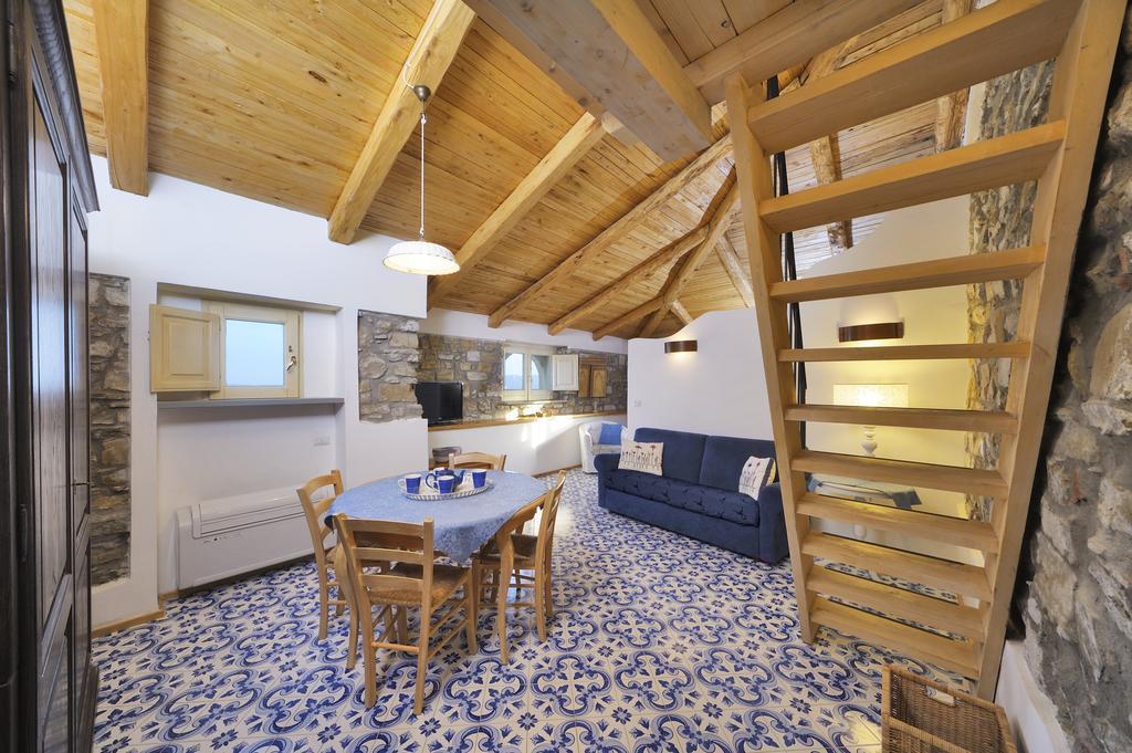 Residenza Matarazzo E Le Sue Soffitte Apartment กัสเตลลาบาเต ภายนอก รูปภาพ