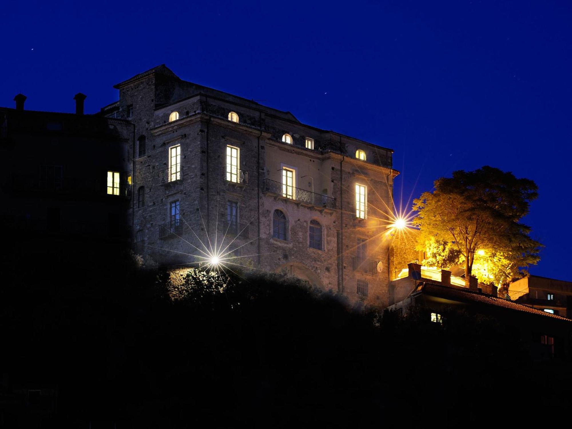 Residenza Matarazzo E Le Sue Soffitte Apartment กัสเตลลาบาเต ภายนอก รูปภาพ