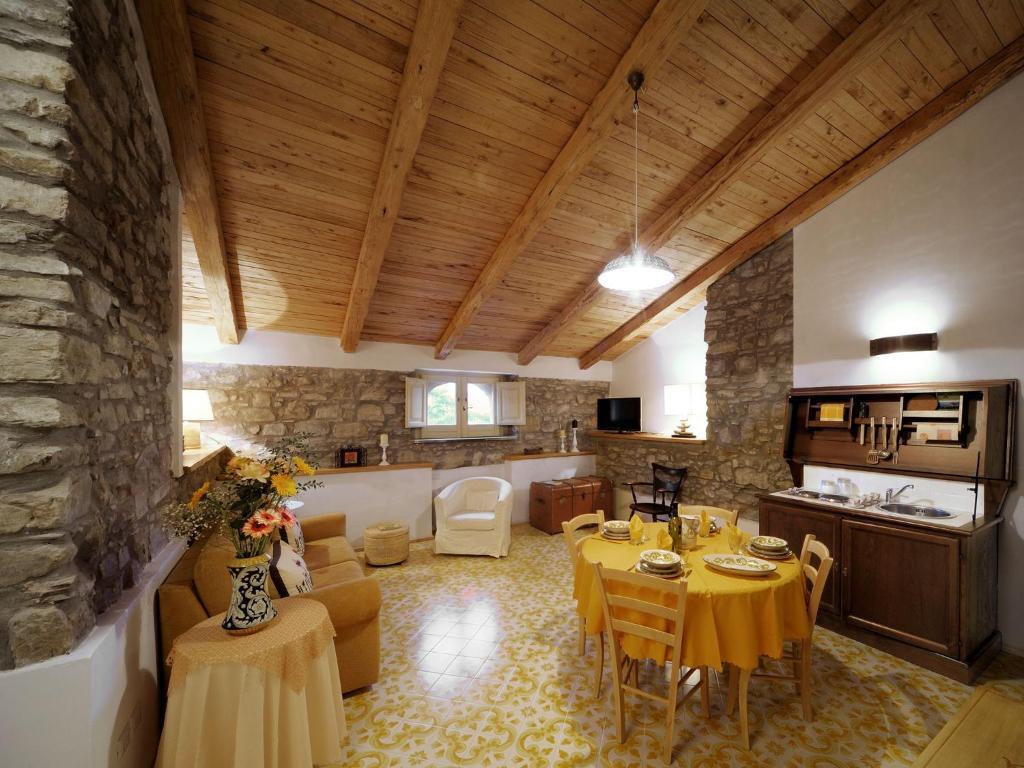 Residenza Matarazzo E Le Sue Soffitte Apartment กัสเตลลาบาเต ห้อง รูปภาพ