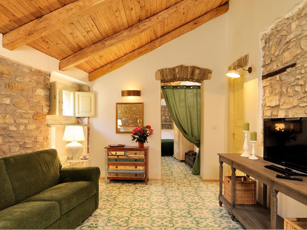 Residenza Matarazzo E Le Sue Soffitte Apartment กัสเตลลาบาเต ห้อง รูปภาพ